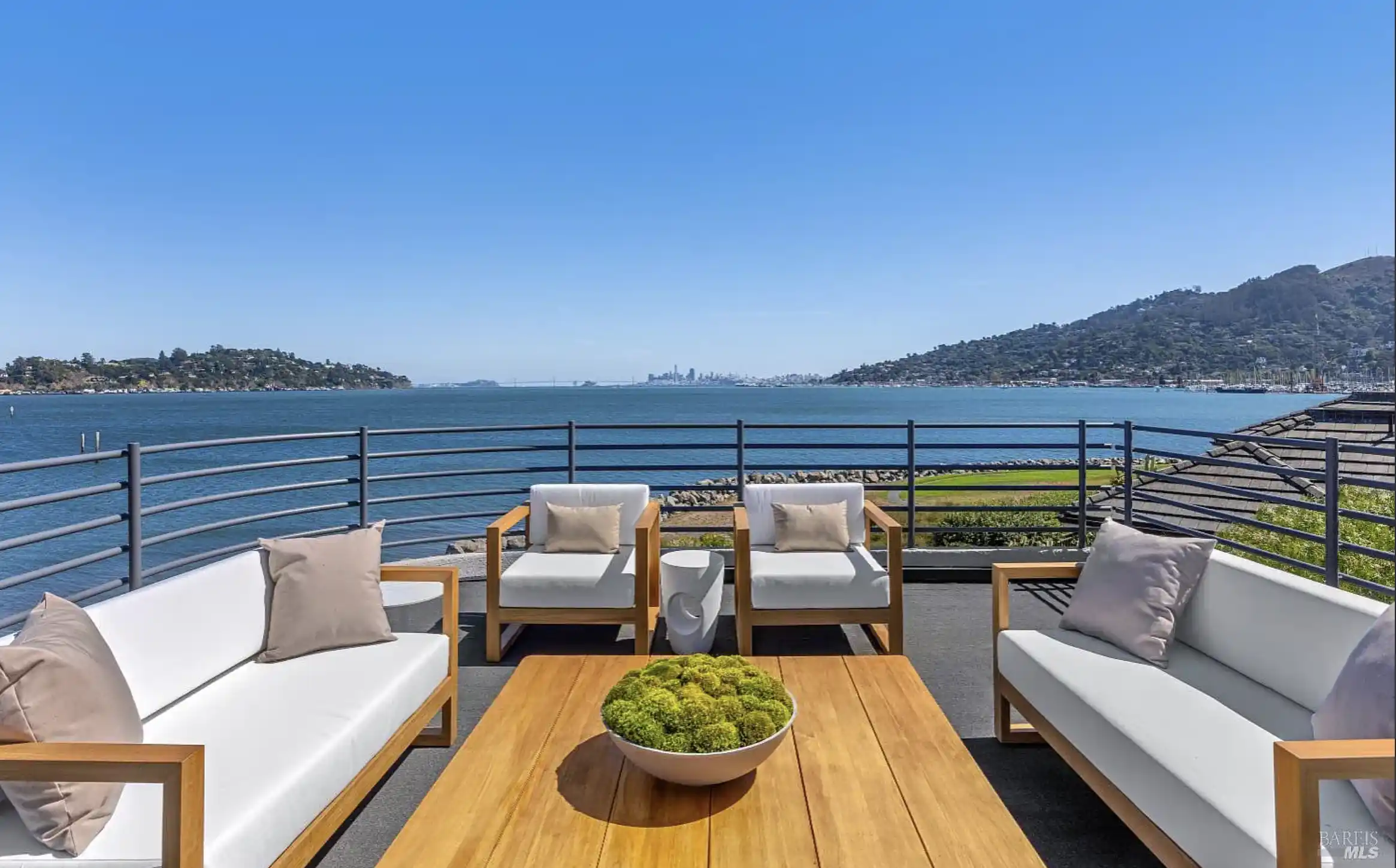 Contemporary Residence With Sweeping Views Across The Bay – image 1